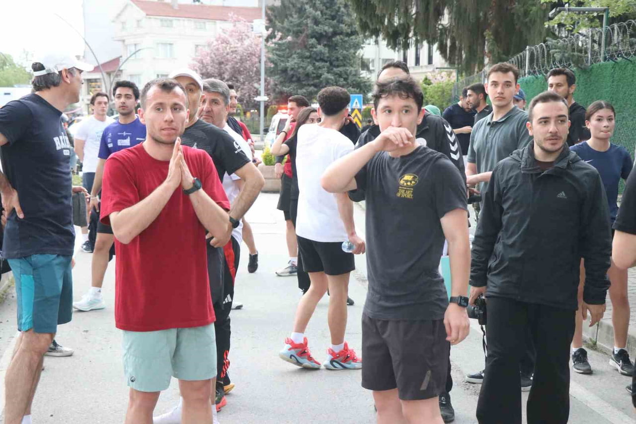 BOLU’DA 37. İZZET BAYSAL ŞÜKRAN GÜNLERİ KAPSAMINDA DÜZENLENEN HALK KOŞUSUNDA VATANDAŞLAR VE...