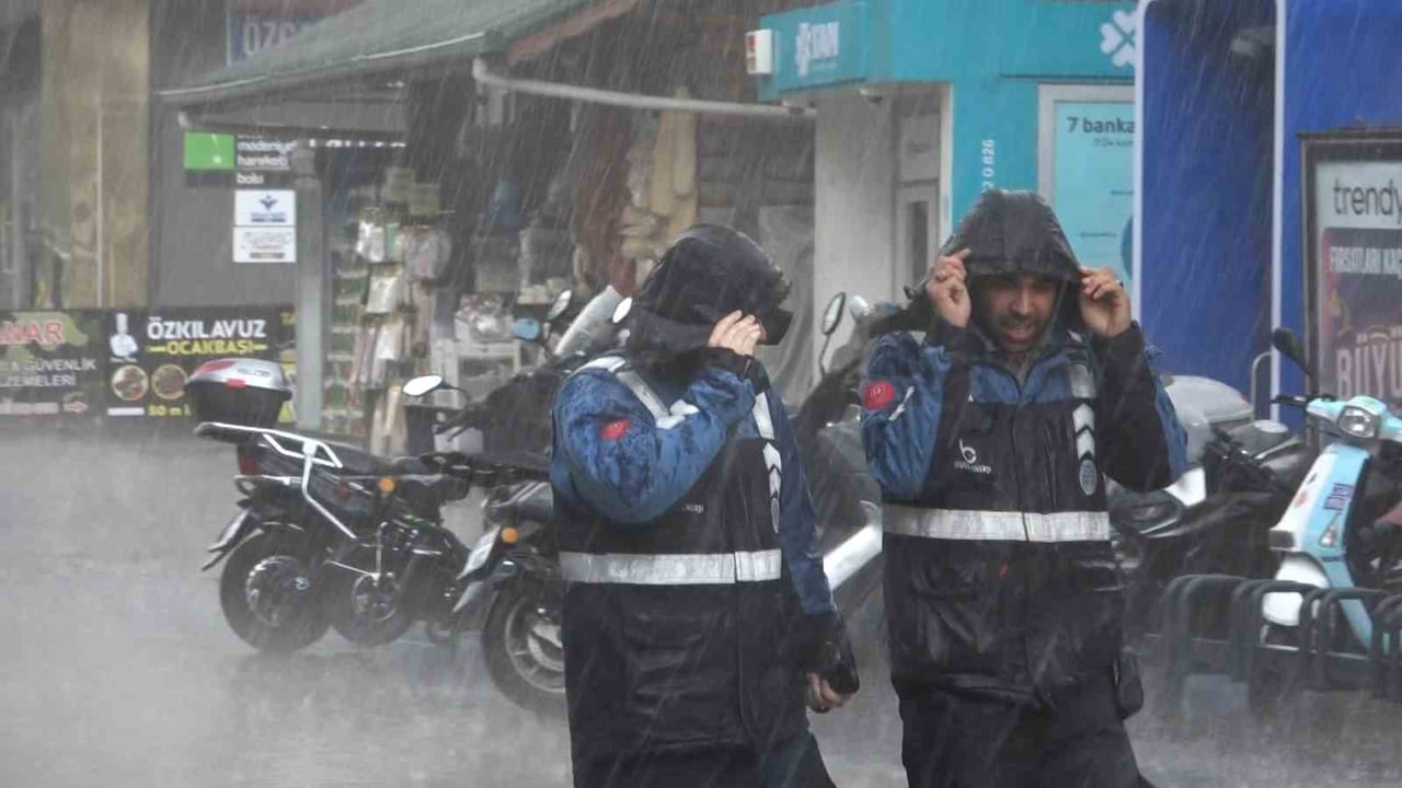 BOLU’DA ANİDEN BASTIRAN KUVVETLİ SAĞANAK YAĞIŞ GÜNLÜK YAŞAMI OLUMSUZ ETKİLEDİ. YAĞMURA HAZIRLIKSIZ...