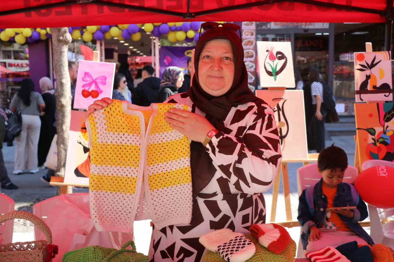 BOLU’DA BOŞ VAKİTLERİNDE KURSA GİDEN KADINLAR, EL EMEĞİ ÜRÜNLERİNİ KURULAN STANTLARDA SERGİLEDİ....