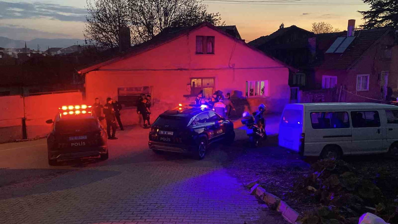 BOLU’DA BOŞANMA AŞAMASINDAKİ EŞİNİN İKAMETİNE GELEN ŞAHIS, TABANCAYLA EVE 2 EL ATEŞ EDEREK...