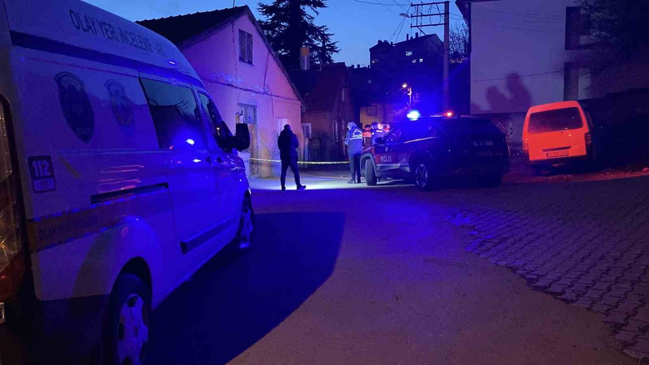 BOLU’DA BOŞANMA AŞAMASINDAKİ EŞİNİN İKAMETİNE GELEN ŞAHIS, TABANCAYLA EVE 2 EL ATEŞ EDEREK...