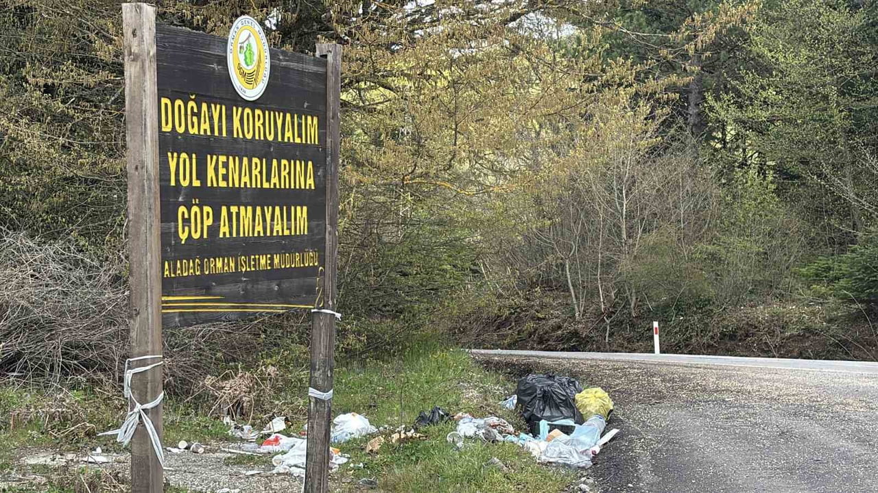 BOLU’DA DOĞA TURİZMİNİN GÖZDE MEKANLARINDAN GÖLCÜK TABİAT PARKI YOLUNDA GÜZERGAH ÜZERİNE ASILAN...