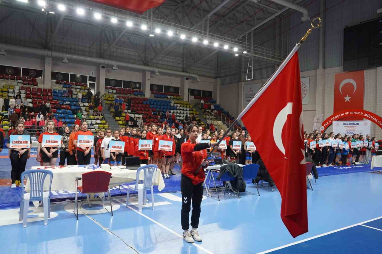 BOLU’DA DÜZENLENEN OKUL SPORLARI YILDIZLAR GÜREŞ TÜRKİYE ŞAMPİYONASI, 40 İLDEN 500 SPORCUNUN...