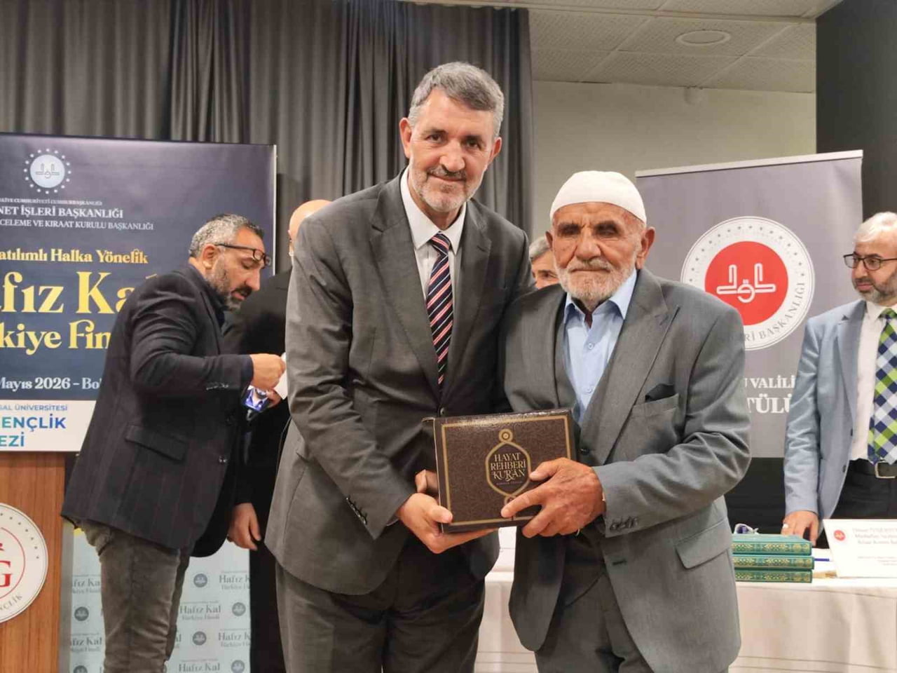 BOLU’DA DÜZENLENEN "HAFIZ KAL" TÜRKİYE FİNALİ’NDE, 87 YAŞINDAKİ HAFIZ İBRAHİM DEMİR’E HAFIZLIK...