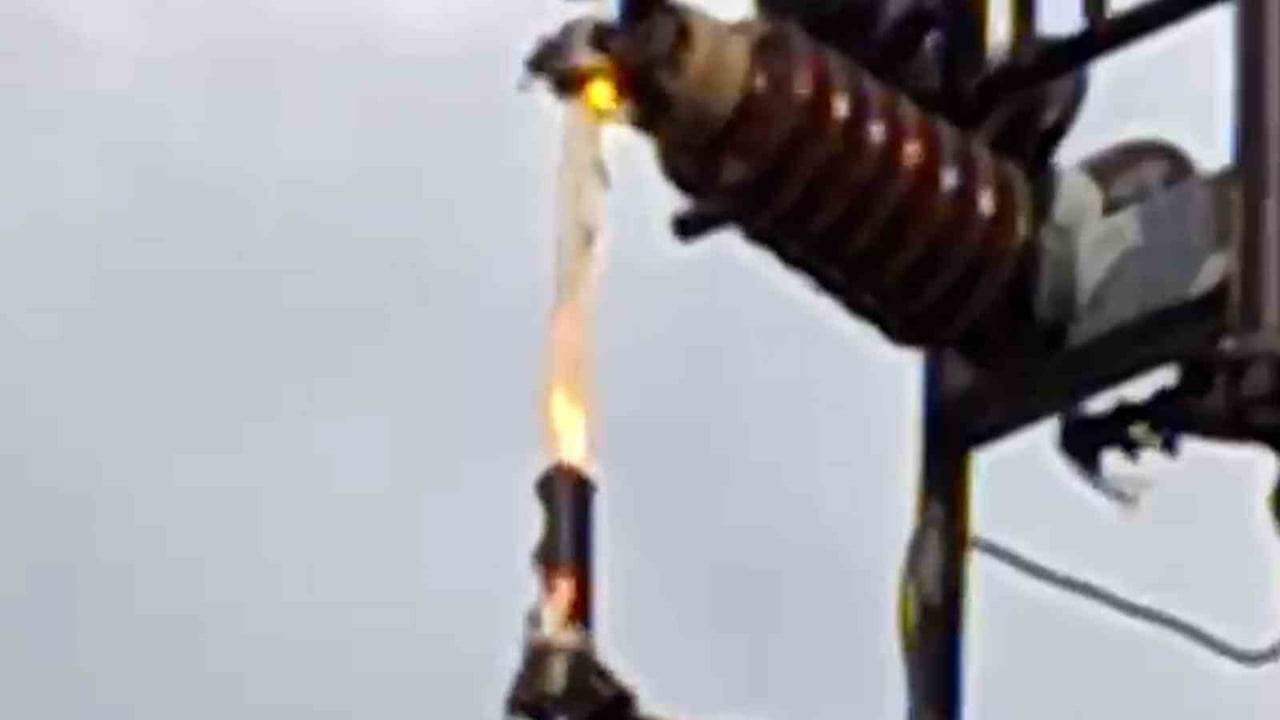 BOLU’DA ETKİLİ OLAN SAĞANAK YAĞIŞ SIRASINDA ELEKTRİK DİREĞİNE YILDIRIM DÜŞTÜ. DİREĞİN ÜST KISMINDA...