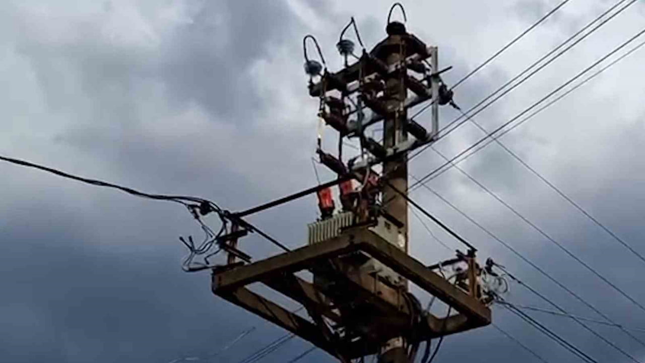 BOLU’DA ETKİLİ OLAN SAĞANAK YAĞIŞ SIRASINDA ELEKTRİK DİREĞİNE YILDIRIM DÜŞTÜ. DİREĞİN ÜST KISMINDA...