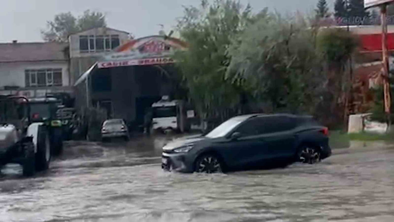 BOLU’DA ETKİLİ OLAN SAĞANAK YAĞMUR VE ŞİDDETLİ DOLU YAĞIŞININ ARDINDAN CADDE VE SOKAKLAR GÖLE...