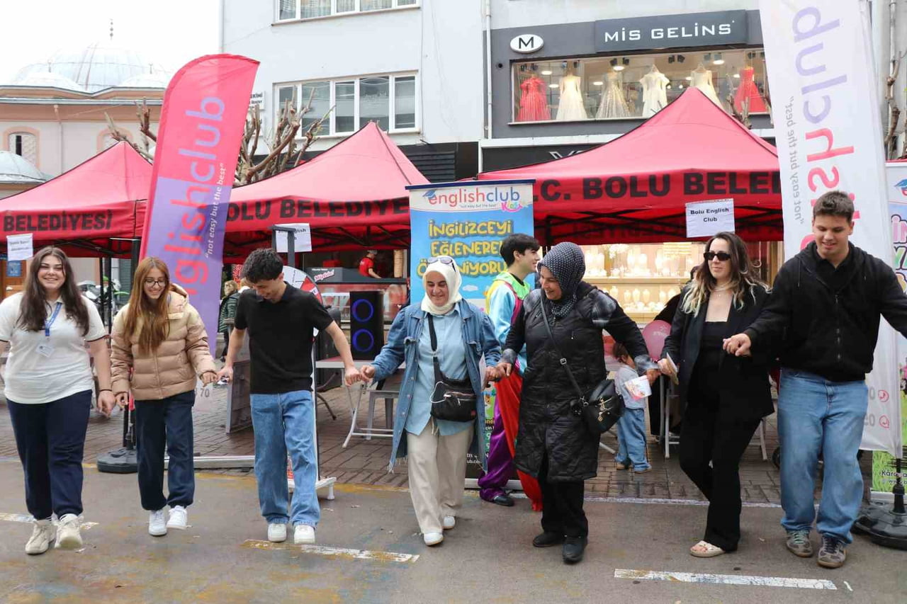 BOLU’DA ETKİLİ OLAN SAĞANAK YAĞMUR VE ŞİDDETLİ DOLU YAĞIŞININ ARDINDAN VATANDAŞLAR, KENTİN EN...