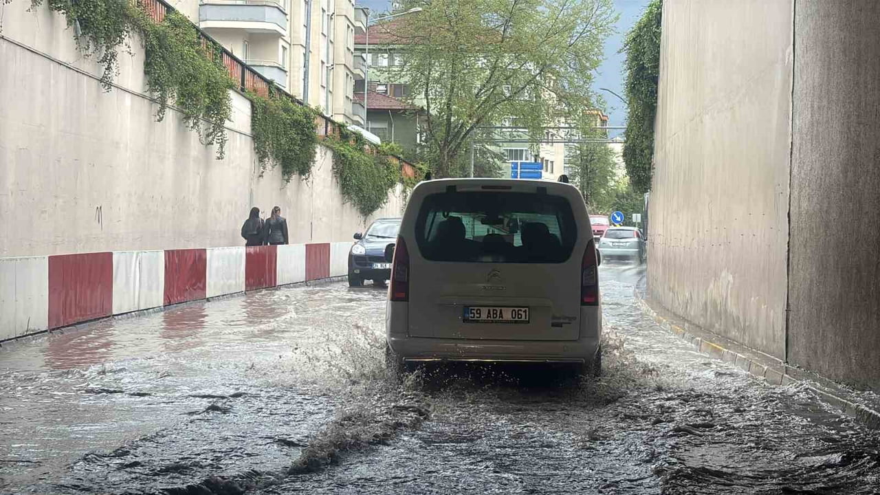 BOLU’DA GÜN BOYU ARALIKLARLA DEVAM EDEN SAĞANAK YAĞIŞ, ÖĞLEDEN SONRA ŞİDDETİNİ ARTIRARAK YERİNİ...