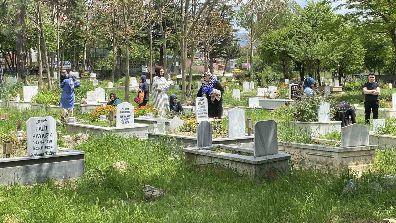BOLU’DA KURBAN BAYRAMI AREFESİNDE VATANDAŞLAR, VEFAT EDEN YAKINLARINI KABİRLERİ BAŞINDA DUALARLA...