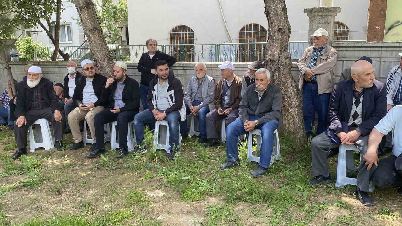 BOLU’DA KURBAN BAYRAMI AREFESİNDE VATANDAŞLAR, VEFAT EDEN YAKINLARINI KABİRLERİ BAŞINDA DUALARLA...