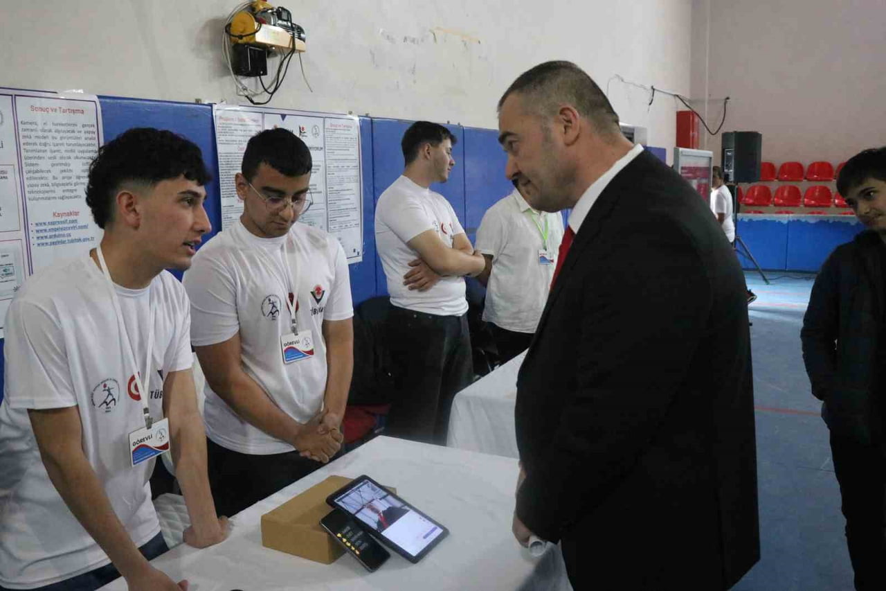 BOLU’DA LİSE ÖĞRENCİLERİ TARAFINDAN GELİŞTİRİLEN YAPAY ZEKA DESTEKLİ SİSTEM, İŞARET DİLİ...