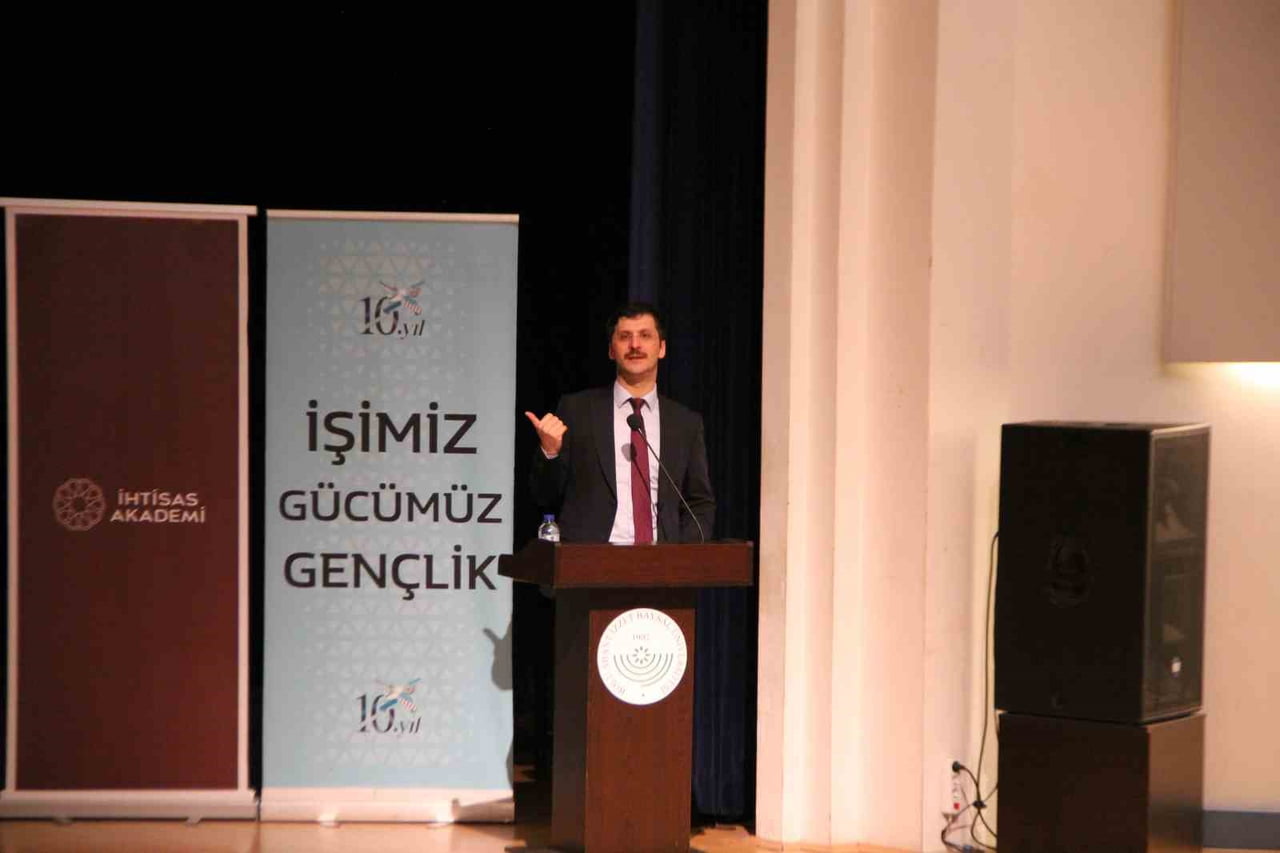 BOLU’DA ÖĞRENCİLERLE BULUŞAN KAMU HASTANELERİ GENEL MÜDÜRÜ MUHAMMED EMİN DEMİRKOL, TÜRKİYE’NİN...