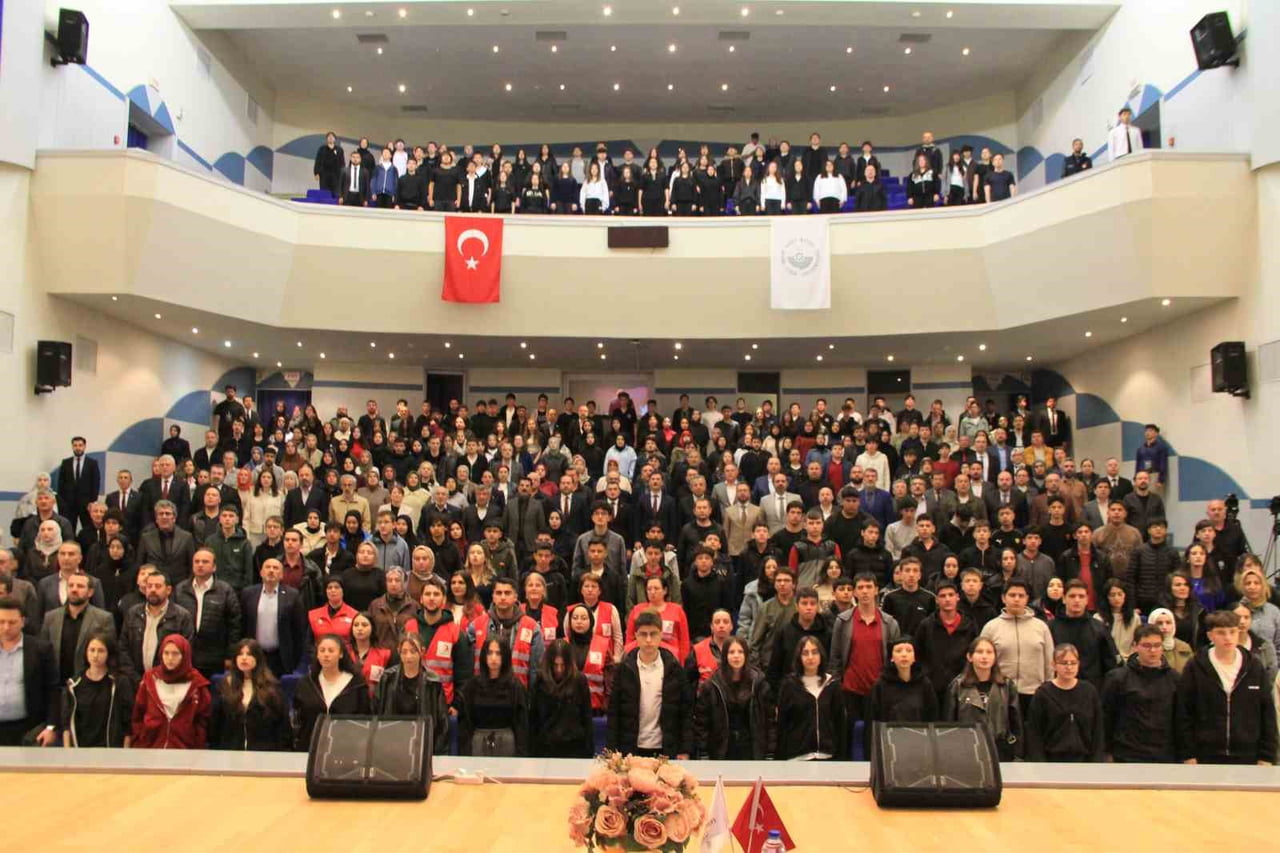 BOLU’DA ÖĞRENCİLERLE BULUŞAN KAMU HASTANELERİ GENEL MÜDÜRÜ MUHAMMED EMİN DEMİRKOL, TÜRKİYE’NİN...