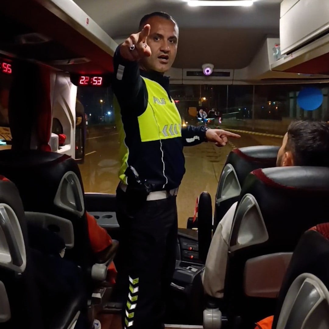 BOLU’DA POLİS EKİPLERİ TARAFINDAN ŞEHİRLERARASI YOLCU TAŞIMACILIĞI YAPAN OTOBÜSLERE YÖNELİK...