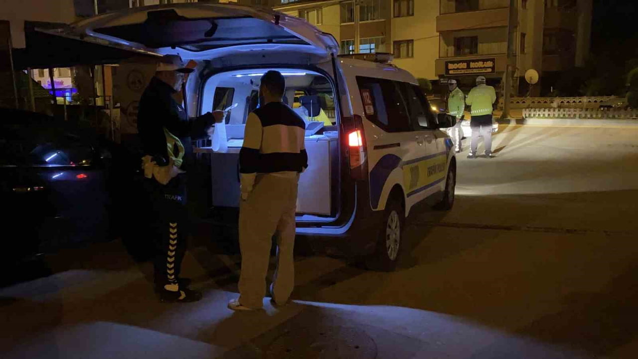 BOLU’DA POLİS EKİPLERİNCE GECE SAATLERİNDE GERÇEKLEŞTİRİLEN TRAFİK UYGULAMASINDA, KURAL İHLALİ...
