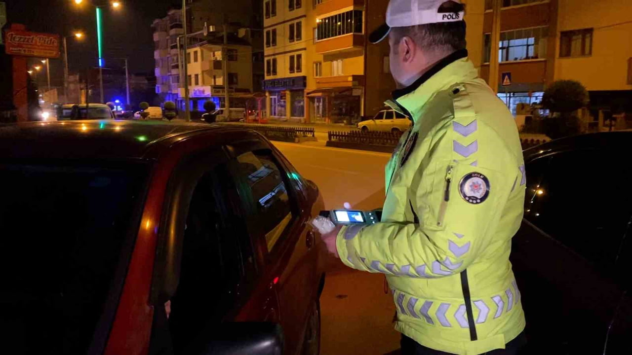BOLU’DA POLİS EKİPLERİNCE GECE SAATLERİNDE GERÇEKLEŞTİRİLEN TRAFİK UYGULAMASINDA, KURAL İHLALİ...