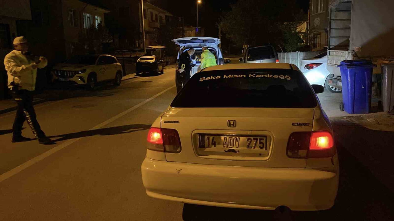 BOLU’DA POLİS EKİPLERİNCE GERÇEKLEŞTİRİLEN TRAFİK UYGULAMASINDA, DENETİM NOKTASINI GÖREN SÜRÜCÜ...