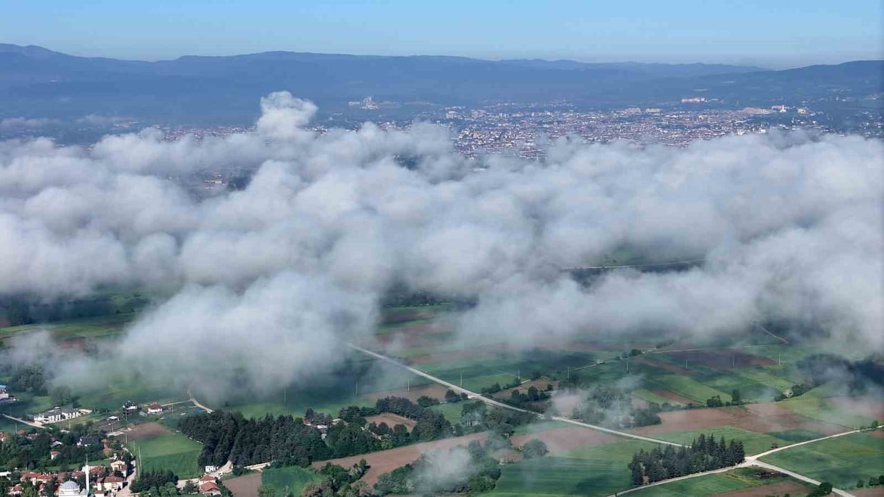 BOLU’DA SABAH SAATLERİNDE TARIM ARAZİLERİNİN ÜZERİNİ KAPLAYAN SİS TABAKASI, EŞSİZ MANZARALAR...