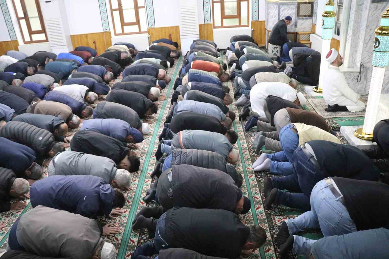 BOLU’DA VATANDAŞLAR, KURBAN BAYRAMI NAMAZINI EDA ETMEK İÇİN SABAHIN ERKEN SAATLERİNDEN İTİBAREN...