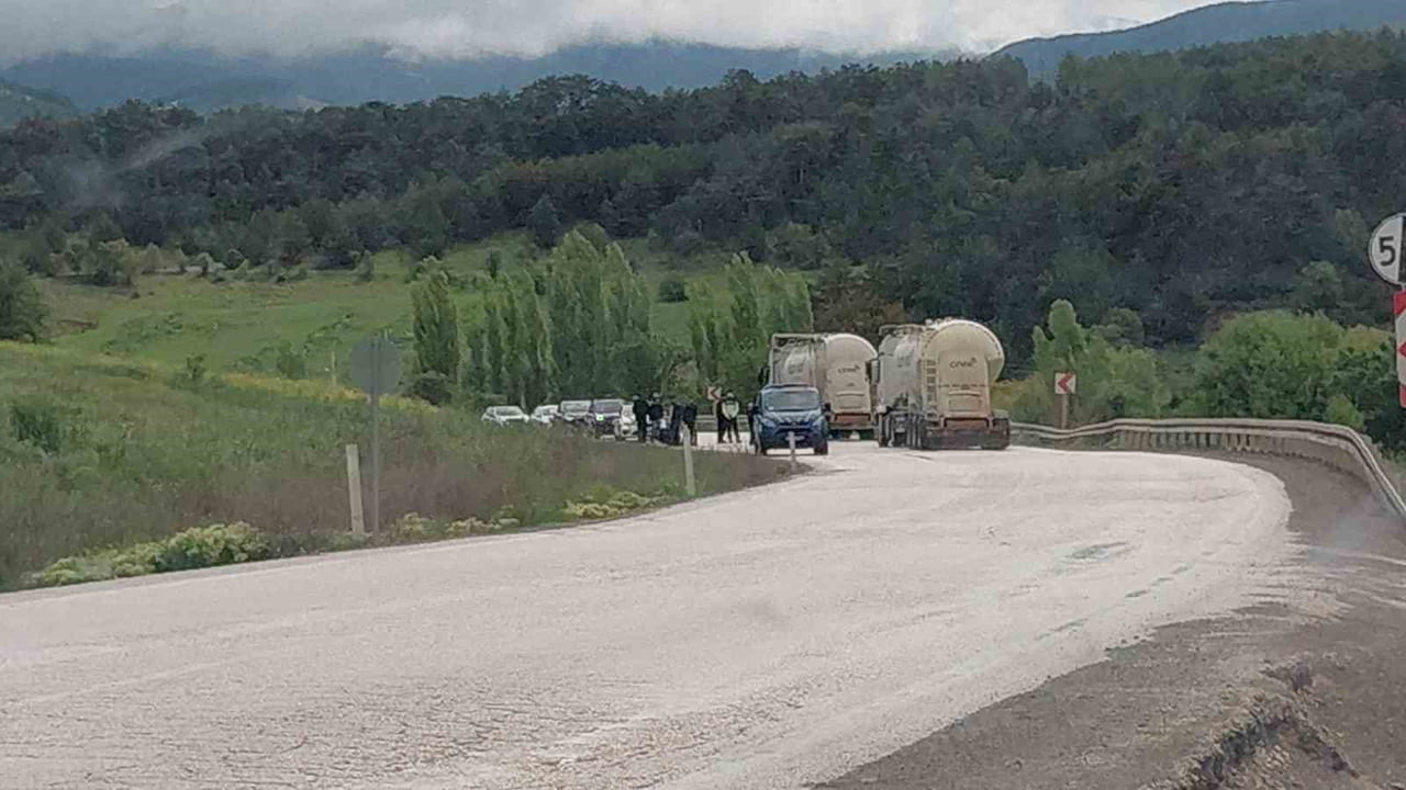 BOLU’DA YAĞIŞ NEDENİYLE KAYGANLAŞAN YOLDA KONTROLDEN ÇIKAN OTOMOBİLİN TAKLA ATMASI SONUCU 2 KİŞİ...