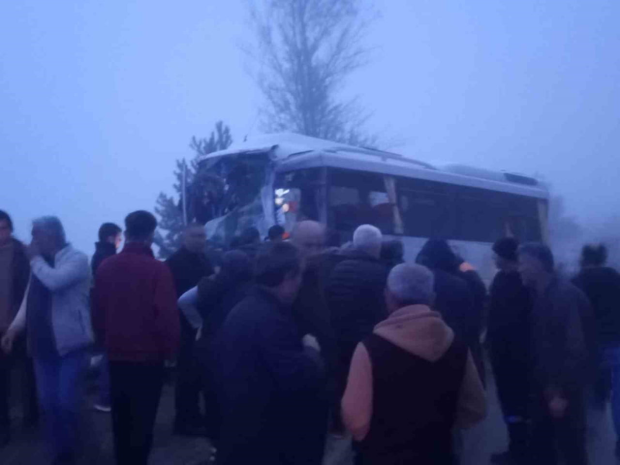 BOLU’NUN MUDURNU İLÇESİNDE YAĞIŞ NEDENİYLE KAYGANLAŞAN YOLDA KONTROLDEN ÇIKAN YAKIT YÜKLÜ TIR İLE...