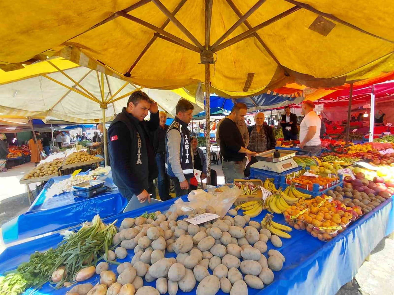 BOLU’NUN MUDURNU İLÇESİNDE ZABITA EKİPLERİNCE PAZAR TEZGAHLARINDAKİ TERAZİLER VE ÜRÜNLER TEK TEK...
