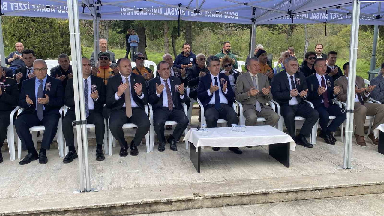BOLU’YA EĞİTİM VE SAĞLIK ALANINDA SAYISIZ ESER KAZANDIRAN MERHUM İZZET BAYSAL ANIT MEZARI BAŞINDA...