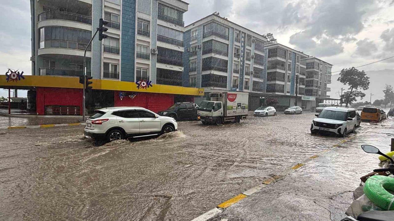 BOZDOĞAN’DA SAĞANAK YAĞIŞ SONRASI EKİPLER SAHADA