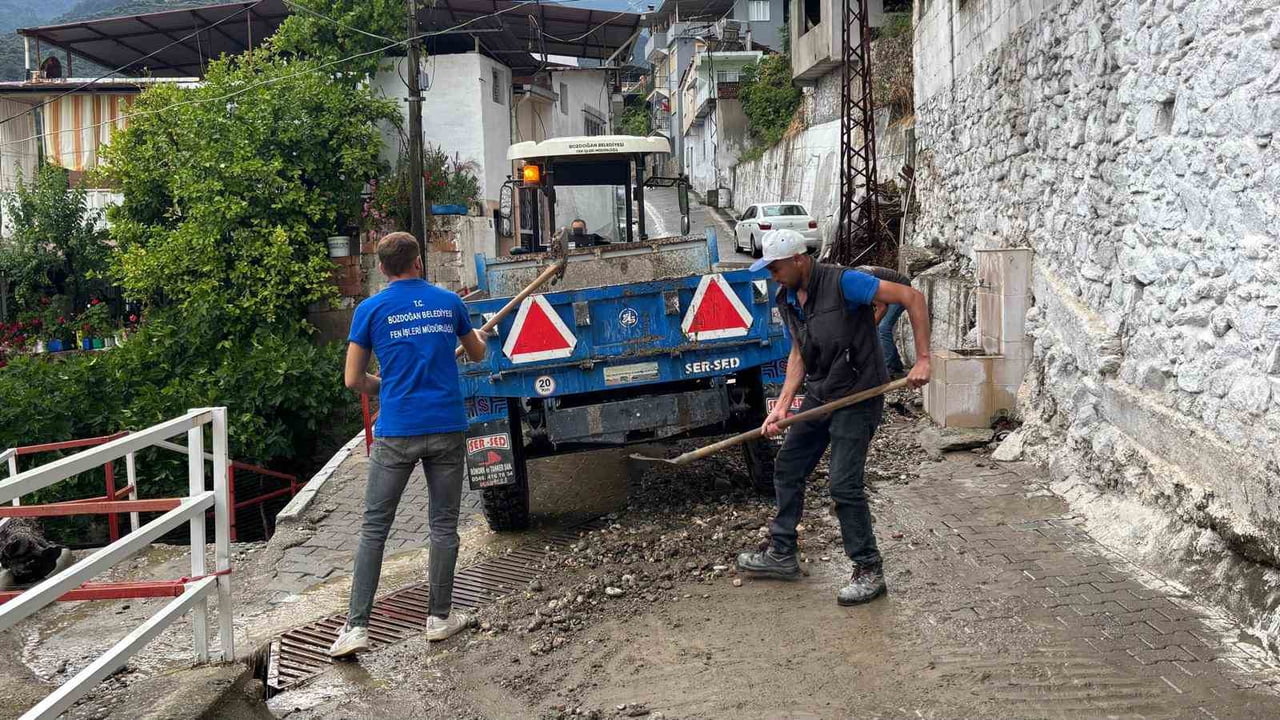 BOZDOĞAN’DA SAĞANAK YAĞIŞ SONRASI EKİPLER SAHADA