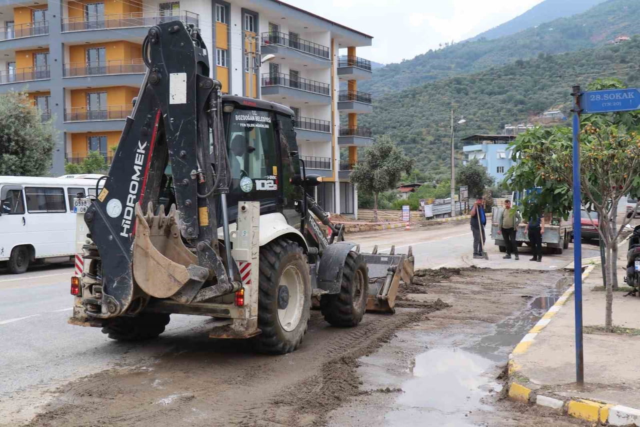 BOZDOĞAN’DA YAĞIŞIN İZLERİ SİLİNİYOR