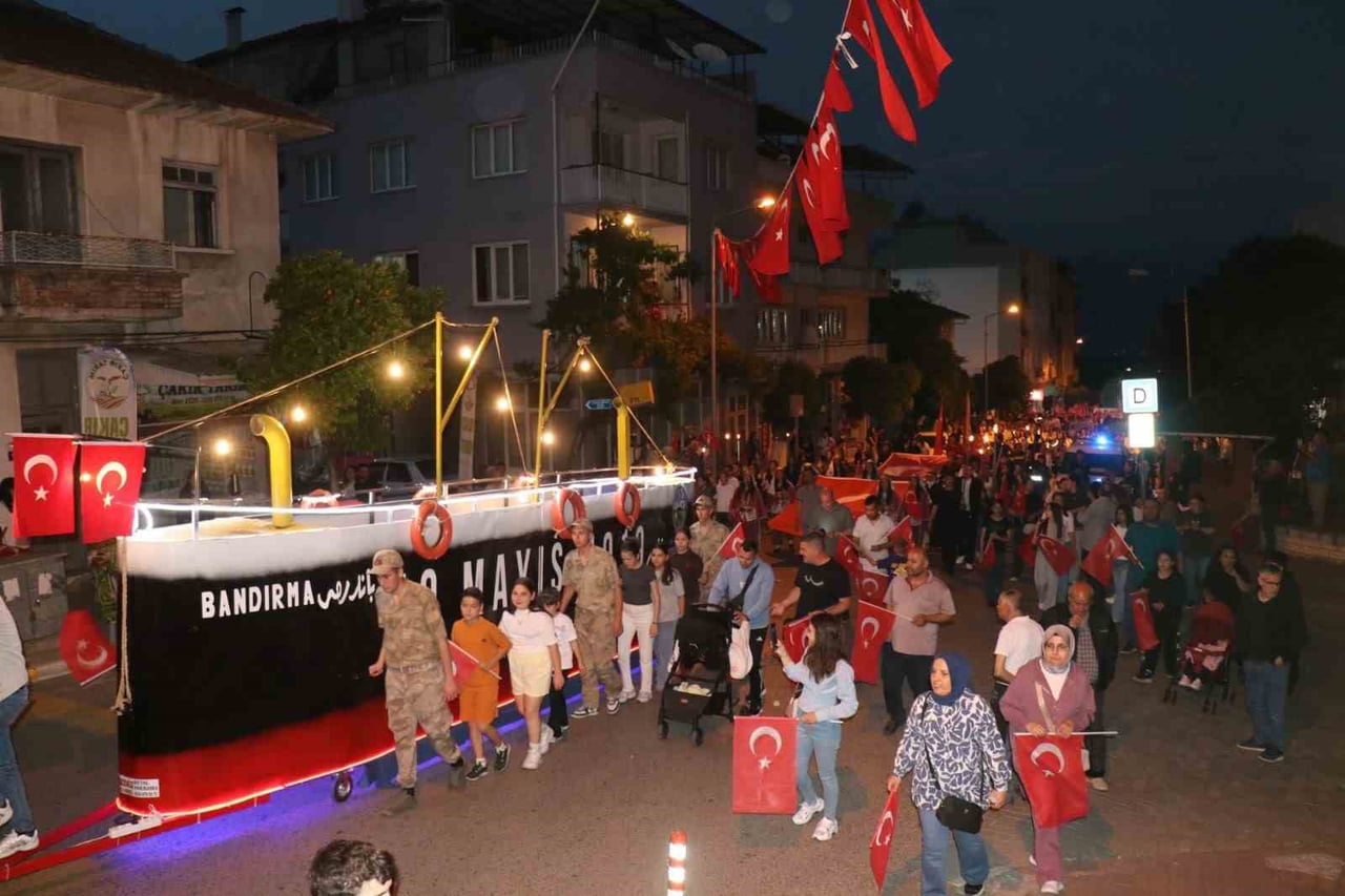 BOZDOĞAN SOKAKLARINDA BANDIRMA VAPURU COŞKUSU