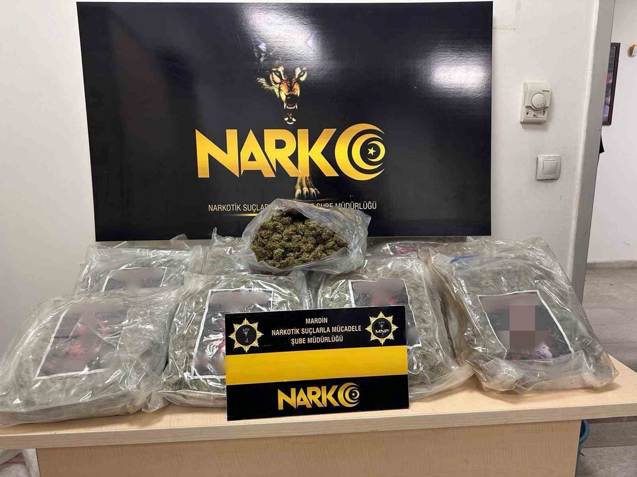 BU KAPSAMDA DERİK İLÇESİNDE GERÇEKLEŞTİRİLEN OPERASYONDA 10 KİLO 900 GRAM UYUŞTURUCU MADDE ELE...