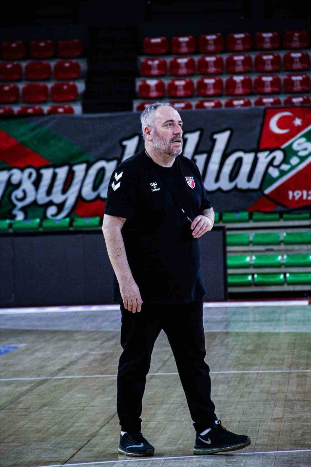 BU SÜREÇTE TAKIMIN BAŞINA GEÇEN AHMET KANDEMİR İSE YEŞİL-KIRMIZILILARIN LİGDE KALMASINDA ÖNEMLİ...