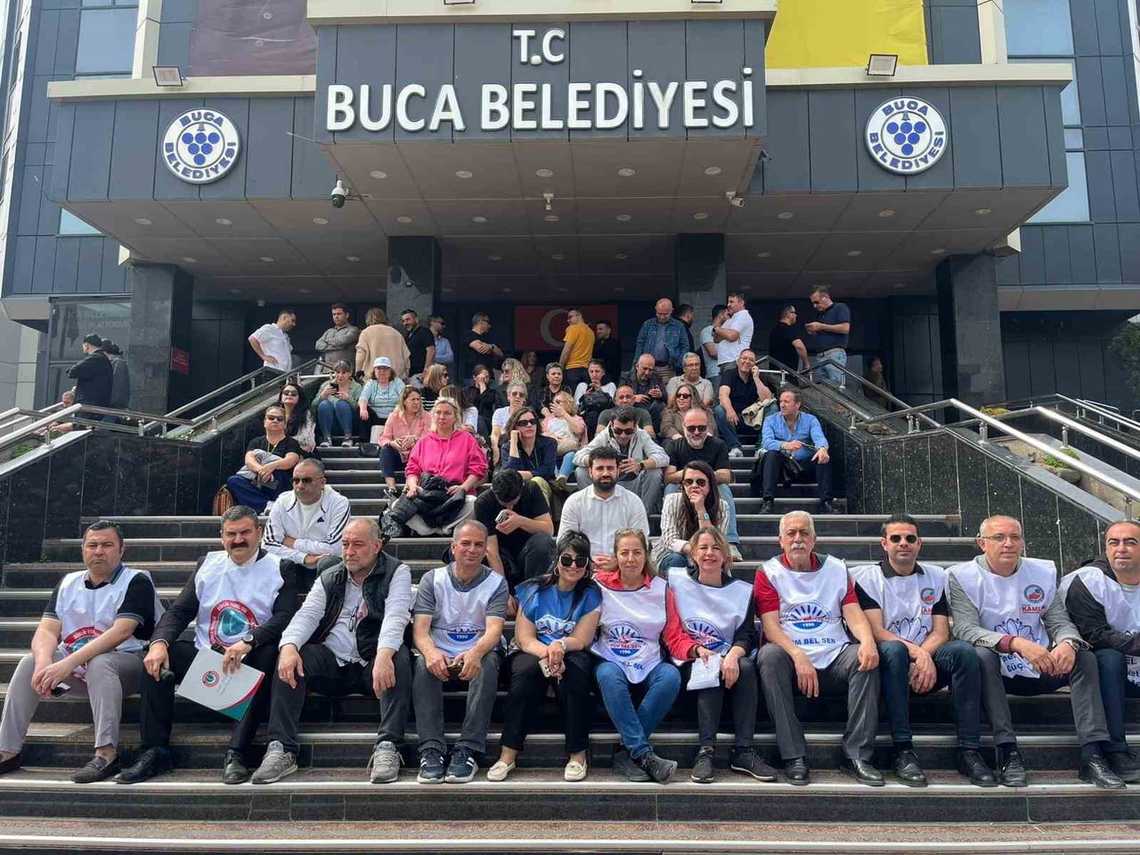 BUCA BELEDİYE BİNASI ÖNÜNDE BİR ARAYA GELEN TÜM BEL-SEN, BİRLİK YEREL HİZMET-SEN VE BAĞIMSIZ YEREL...