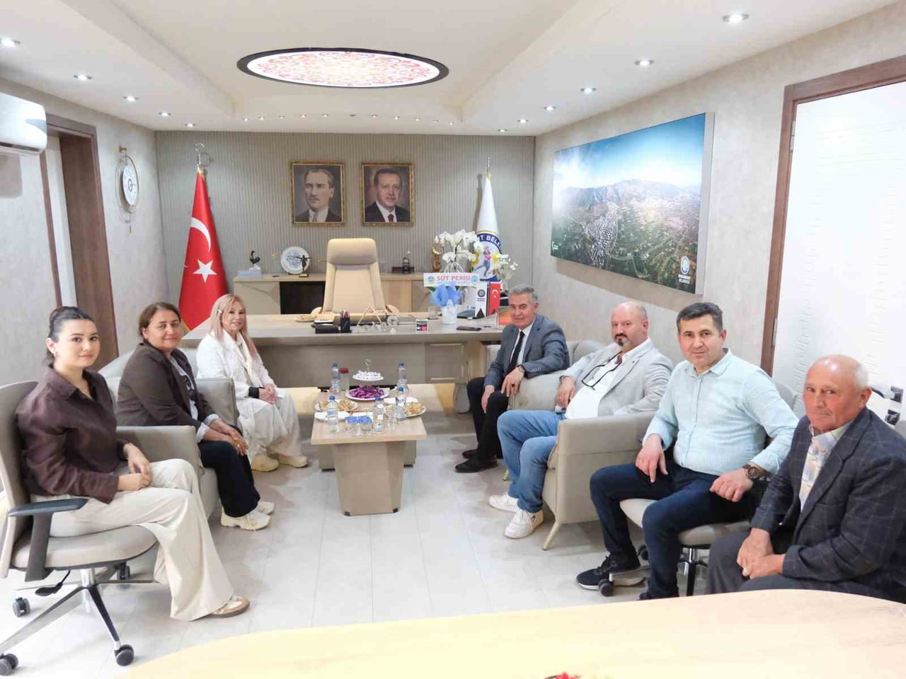 BUHARKENT BELEDİYE BAŞKANI MEHMET EROL, TÜRK HALK MÜZİĞİ SANATÇISI BEDİA AKARTÜRK’Ü BELEDİYEDE...