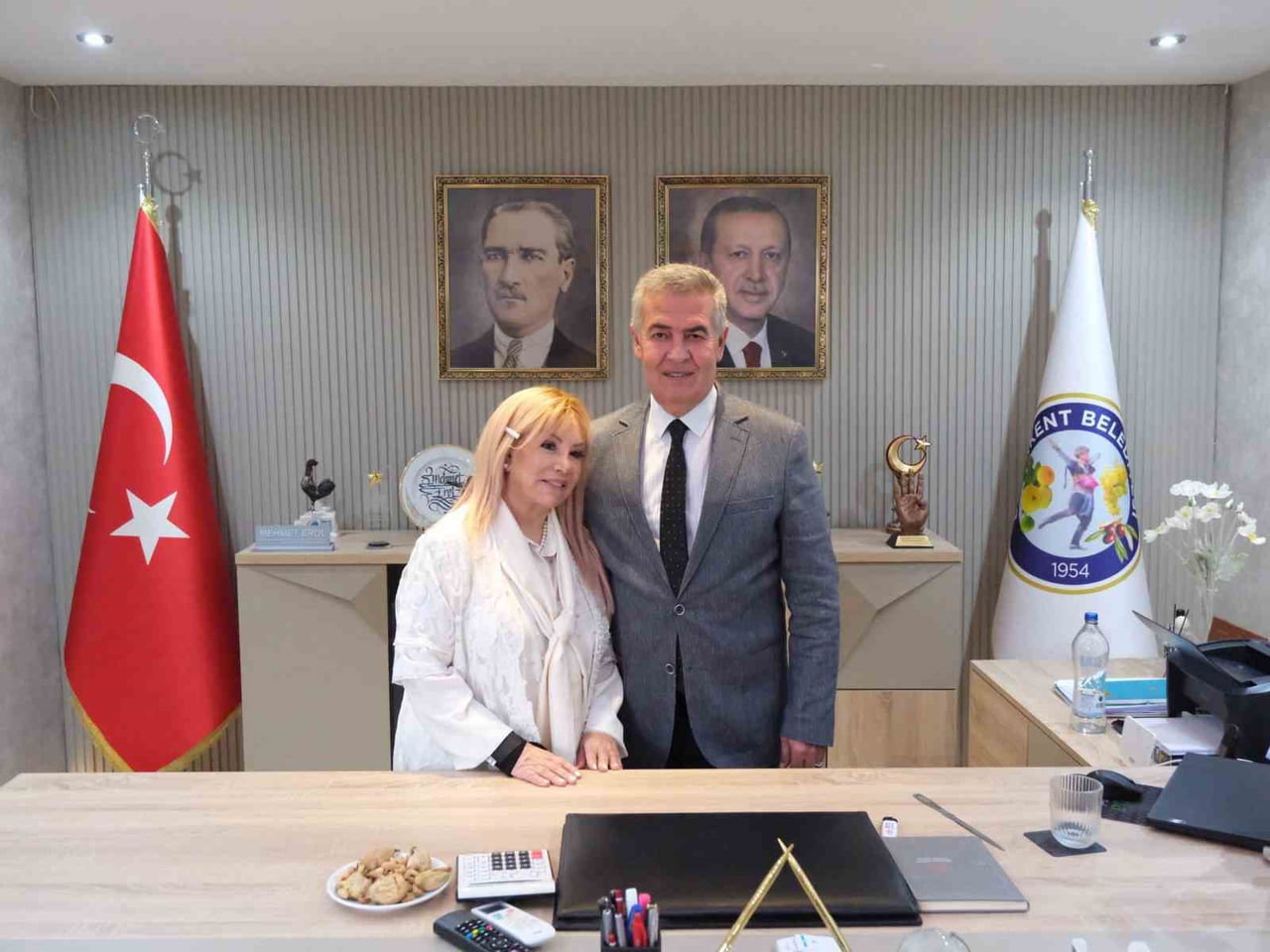BUHARKENT BELEDİYE BAŞKANI MEHMET EROL, TÜRK HALK MÜZİĞİ SANATÇISI BEDİA AKARTÜRK’Ü BELEDİYEDE...
