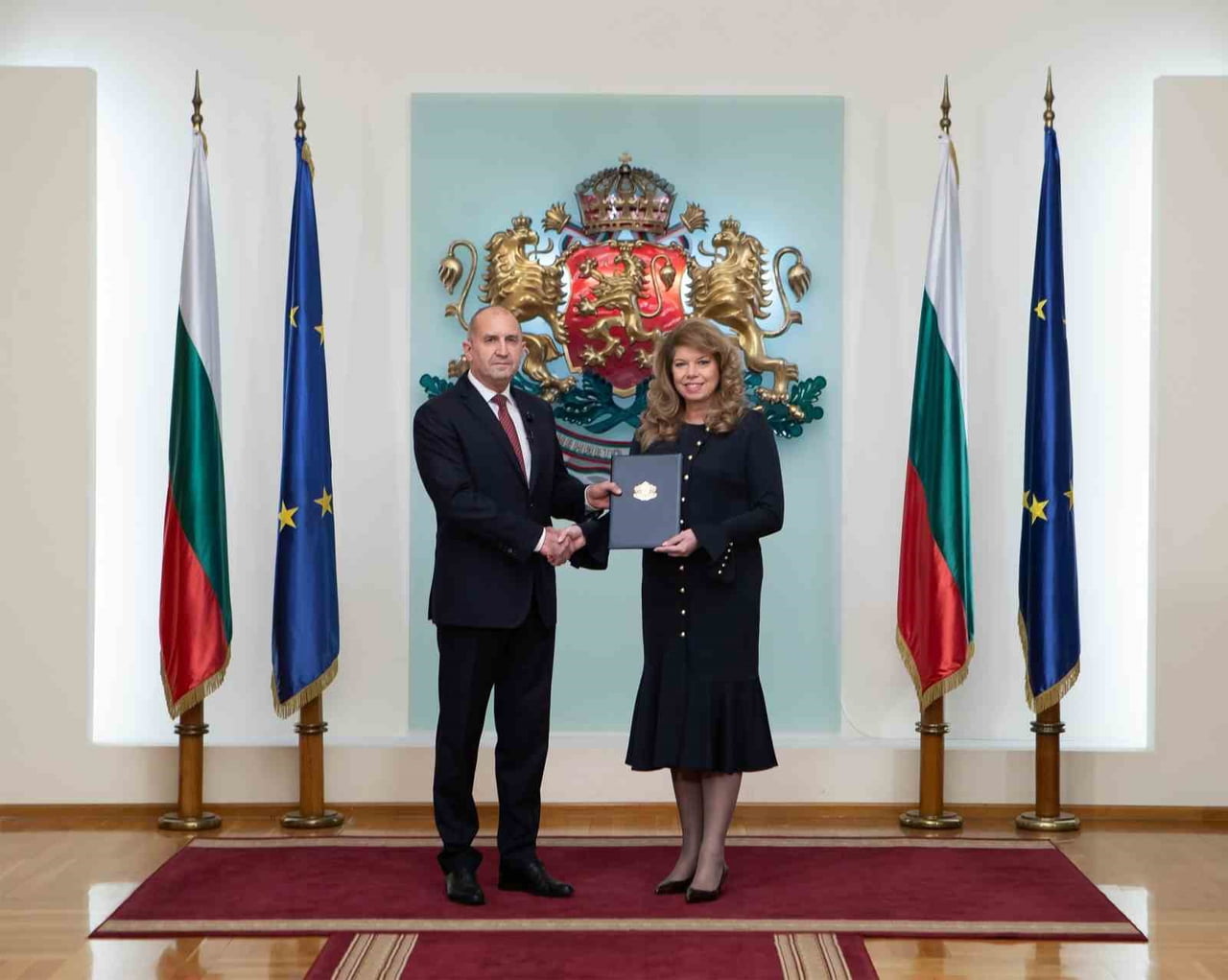 BULGARİSTAN CUMHURBAŞKANI İLİYANA YOTOVA, GEÇTİĞİMİZ AY PARLAMENTO SEÇİMLERİNİ KAZANAN İLERİCİ...