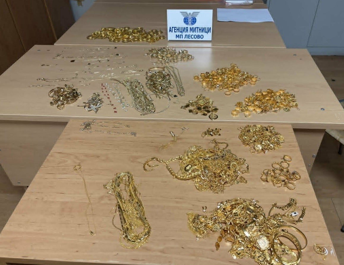 BULGARİSTAN LESOVO GÜMRÜK KAPISINDA BİR OTOMOBİLDE YAPILAN ARAMADA, GÖSTERGE PANELİNİN GİZLİ...