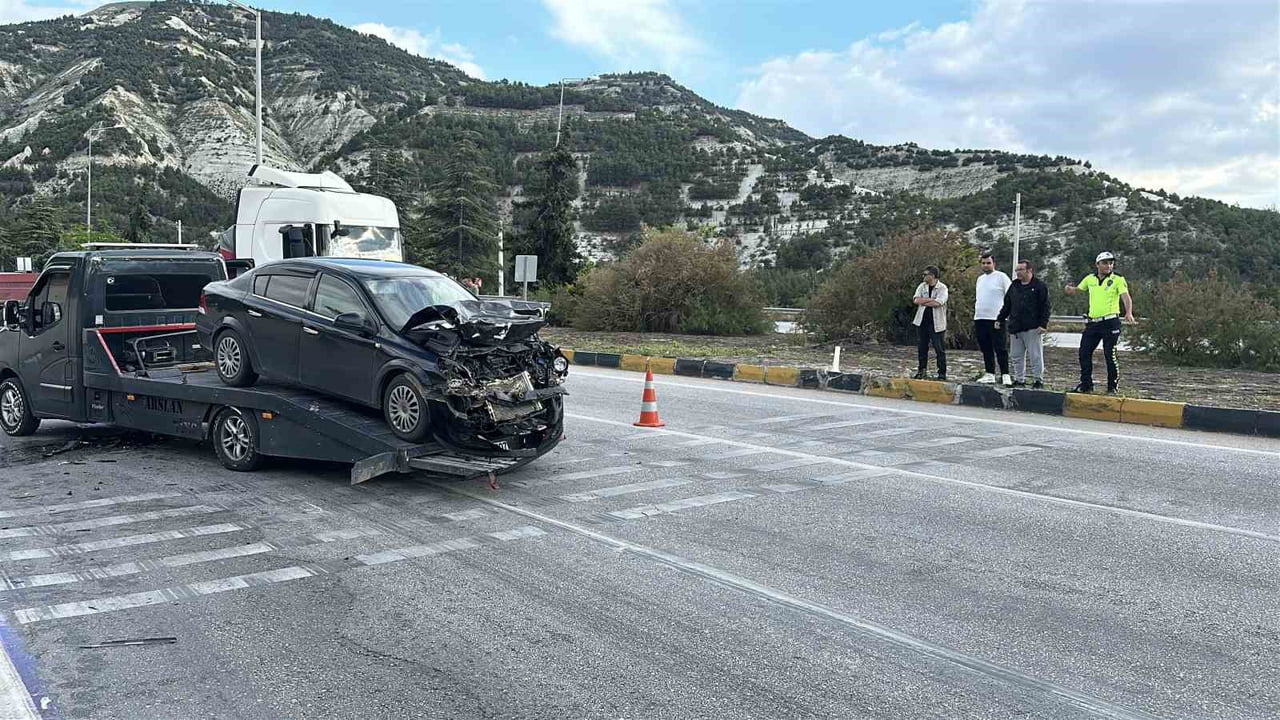 BURDUR'DA 5 ARACIN KARIŞTIĞI ZİNCİRLEME KAZADA 5 KİŞİ YARALANIRKEN YOL KISA SÜRELİĞİNE TRAFİĞE...
