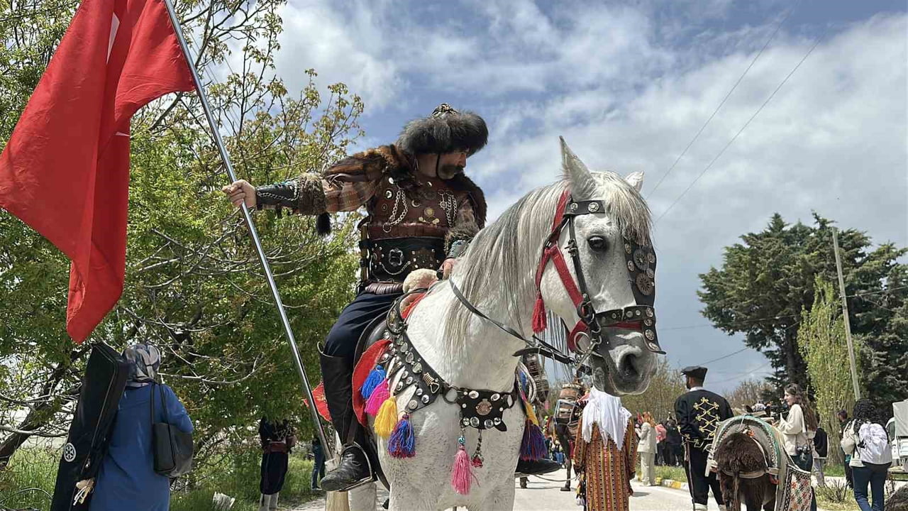 BURDUR'DA DÜZENLENEN "TEMSİLİ YÖRÜK GÖÇÜ", VATANDAŞLARIN YOĞUN İLGİSİYLE...
