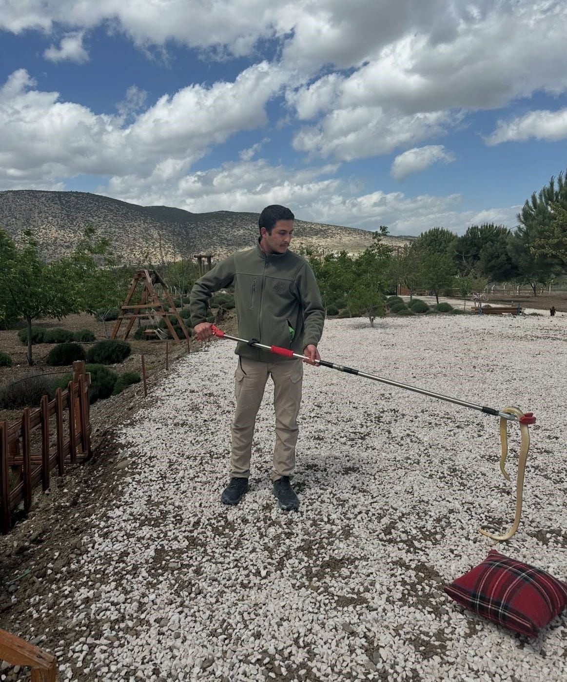 BURDUR'DA EVE GİREN HAZER YILANI DOĞA KORUMA VE MİLLİ PARKLAR MÜDÜRLÜĞÜ EKİPLERİNCE YAKALANARAK...