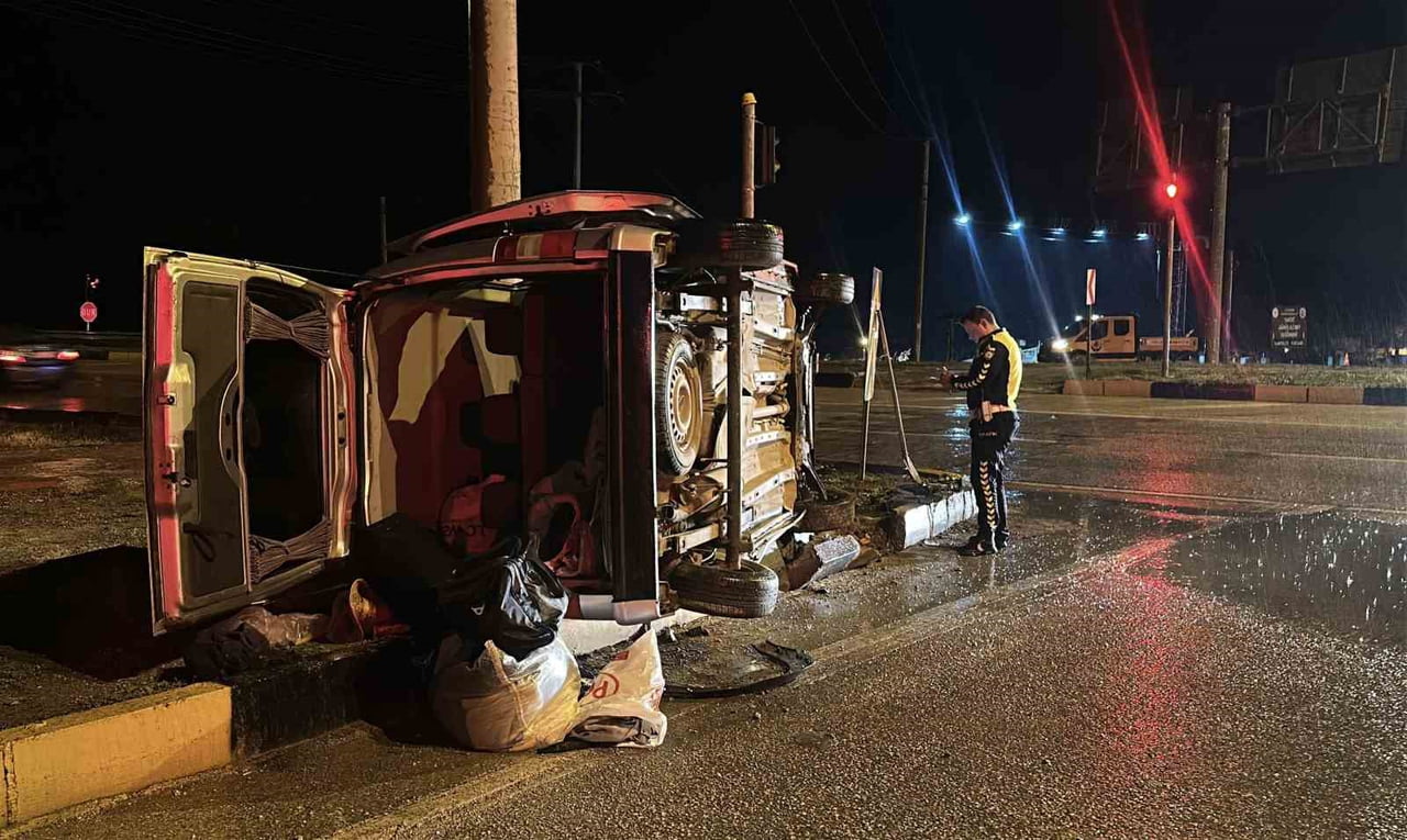 BURDUR'DA KAVŞAKTA OTOMOBİL İLE HAFİF TİCARİ ARACIN ÇARPIŞMASI SONUCU MEYDANA GELEN KAZADA 1 KİŞİ...