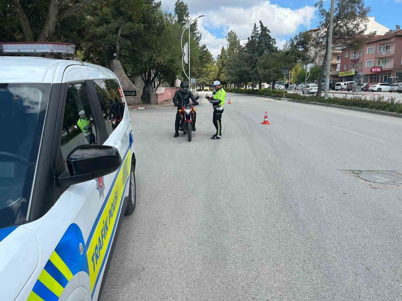 BURDUR'DA MOTOSİKLETLERE YÖNELİK TRAFİK DENETİMLERİ ÇERÇEVESİNDE 383 ARAÇ VE SÜRÜCÜSÜ KONTROL...