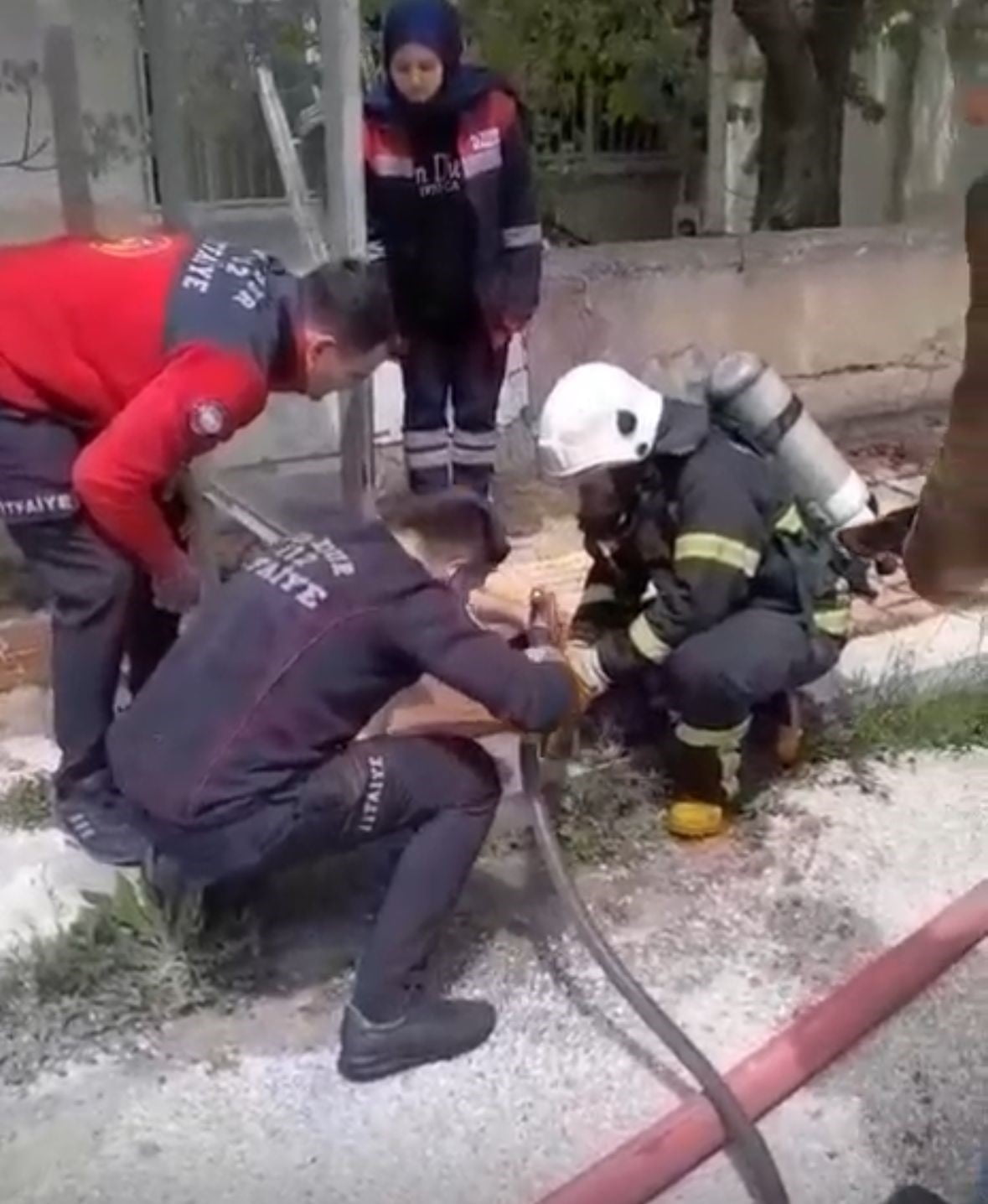 BURDUR'DA MÜSTAKİL EVDE ÇIKAN YANGIN İTFAİYE EKİPLERİ TARAFINDAN SÖNDÜRÜLÜRKEN YANGINDA BİR KİŞİ...