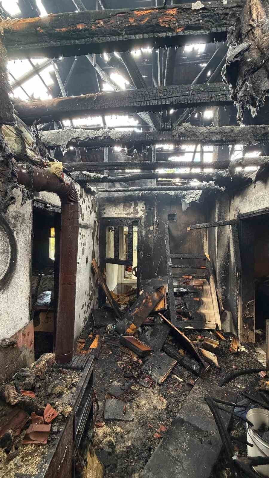 BURDUR'DA MÜSTAKİL EVDE ÇIKAN YANGIN İTFAİYE EKİPLERİ TARAFINDAN SÖNDÜRÜLÜRKEN YANGINDA BİR KİŞİ...