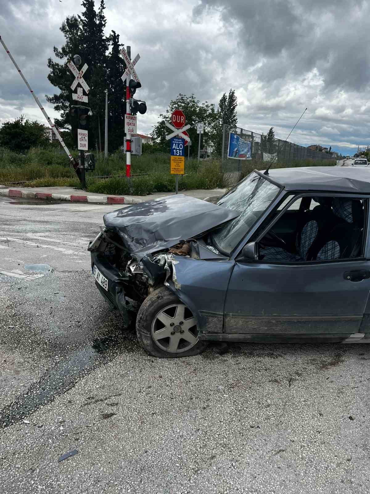 BURDUR'DA OKUL SERVİSİ İLE OTOMOBİLİN ÇARPIŞTIĞI KAZADA 7 KİŞİ YARALANDI.