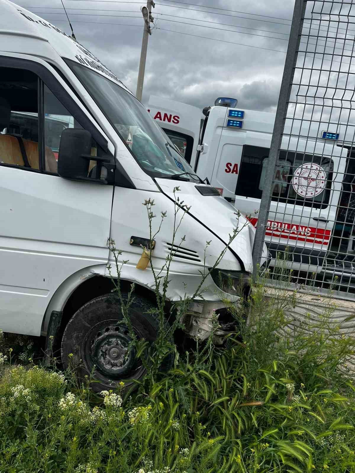 BURDUR'DA OKUL SERVİSİ İLE OTOMOBİLİN ÇARPIŞTIĞI KAZADA 7 KİŞİ YARALANDI.