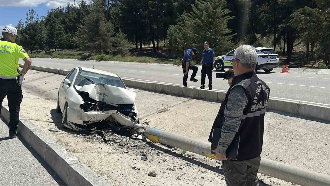 BURDUR'DA OTOMOBİL SÜRÜCÜSÜNÜN DİREKSİYON HAKİMİYETİNİ KAYBETMESİ SONUCU ELEKTRİK DİREĞİNE...