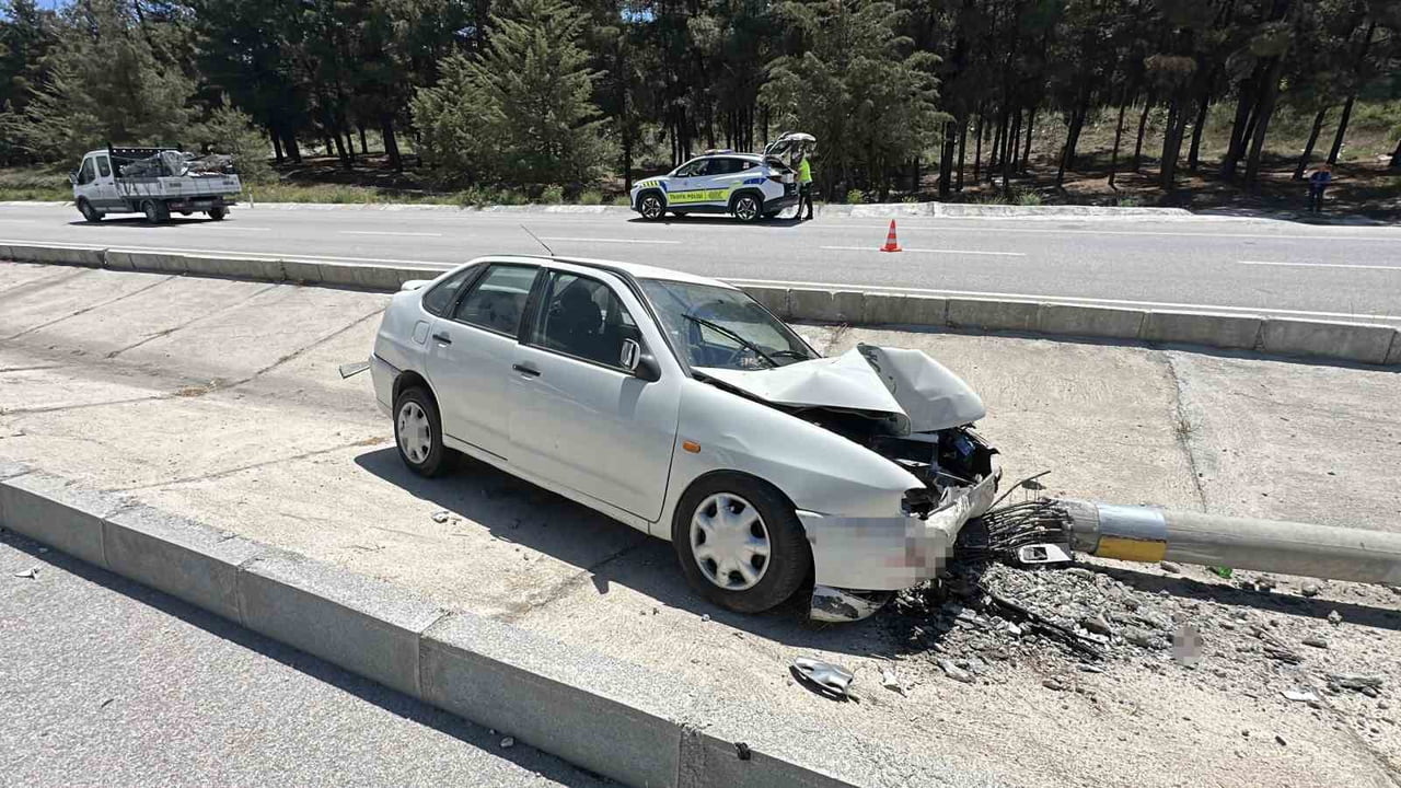 BURDUR'DA OTOMOBİL SÜRÜCÜSÜNÜN DİREKSİYON HAKİMİYETİNİ KAYBETMESİ SONUCU ELEKTRİK DİREĞİNE...